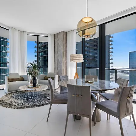 Posh Ocean View Penthouse - Heated Pool, Gym, Office! 10Mins Beach